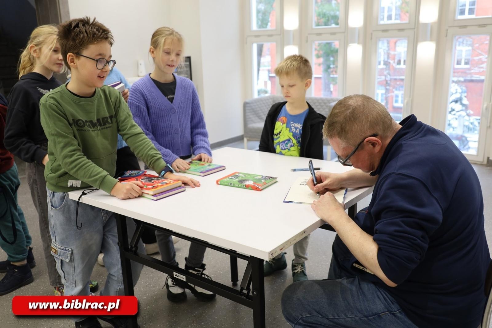 Zdjęcie w galerii na portalu naszraciborz.pl: Elf i autor w raciborskiej bibliotece – spotkanie, które rozbudziło wyobraźnię młodych czytelników wiadomości z regionu
