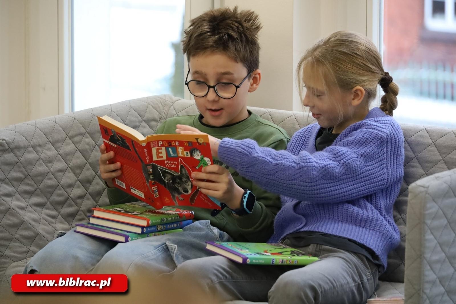 Zdjęcie w galerii na portalu naszraciborz.pl: Elf i autor w raciborskiej bibliotece – spotkanie, które rozbudziło wyobraźnię młodych czytelników wiadomości z regionu