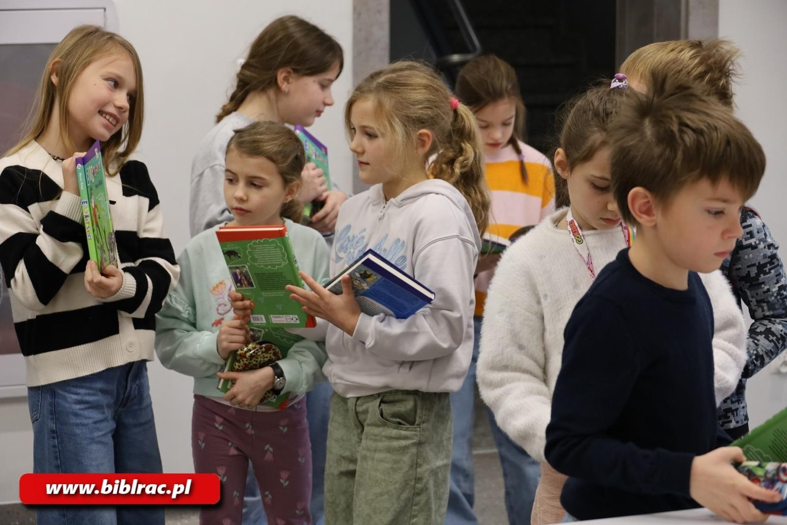 Zdjęcie w galerii na portalu naszraciborz.pl: Elf i autor w raciborskiej bibliotece – spotkanie, które rozbudziło wyobraźnię młodych czytelników wiadomości z regionu