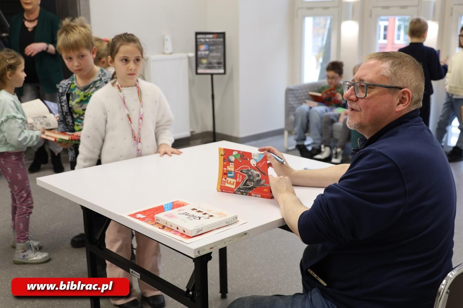 Zdjęcie w galerii na portalu naszraciborz.pl: Elf i autor w raciborskiej bibliotece – spotkanie, które rozbudziło wyobraźnię młodych czytelników wiadomości z regionu