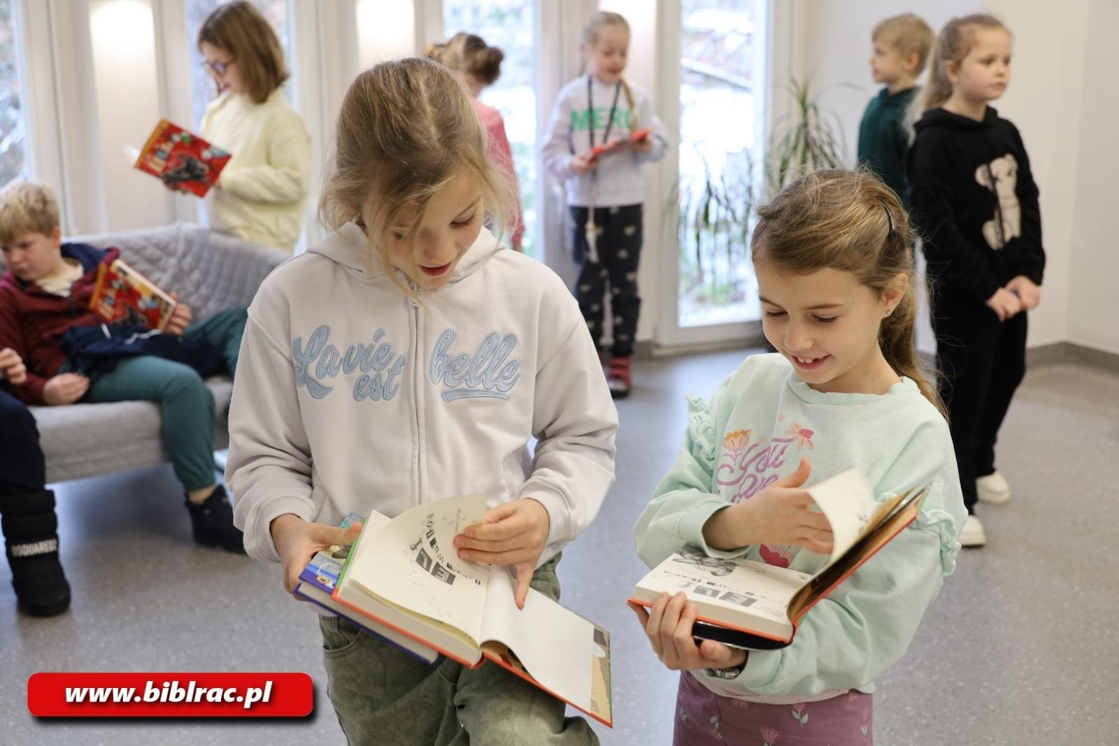 Zdjęcie w galerii na portalu naszraciborz.pl: Elf i autor w raciborskiej bibliotece – spotkanie, które rozbudziło wyobraźnię młodych czytelników wiadomości z regionu