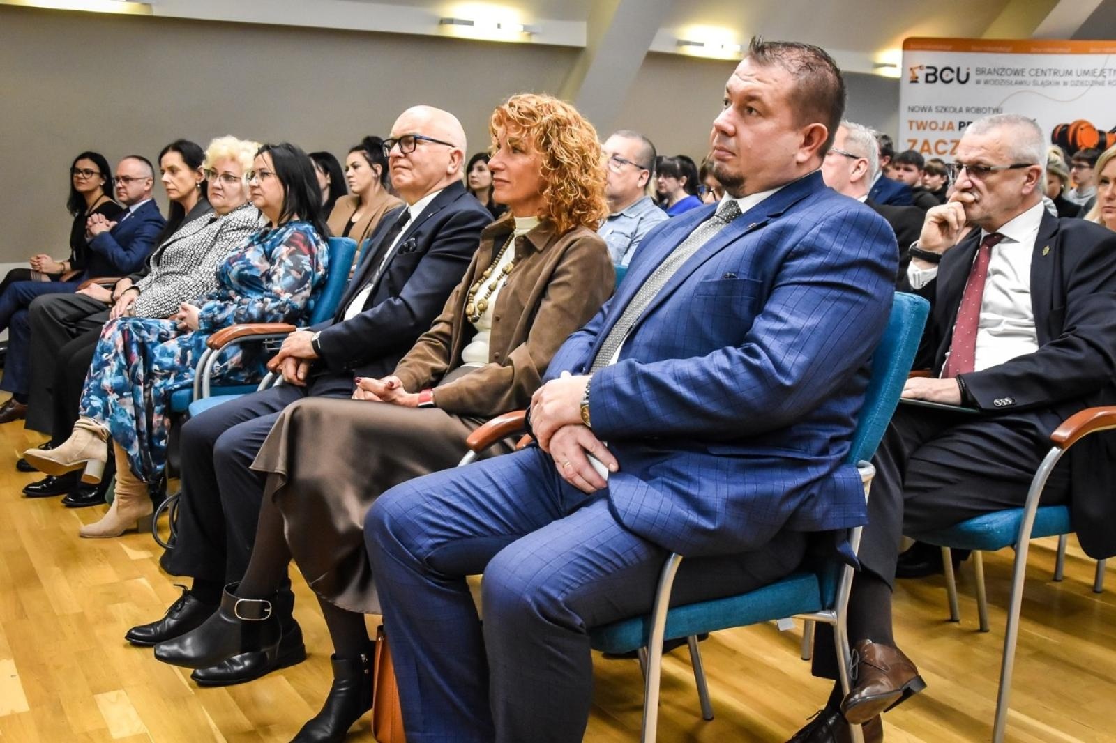 Zdjęcie w galerii na portalu naszraciborz.pl: Konferencja trzech powiatów na Zamku Piastowskim. Rozmowa o przyszłości kształcenia zawodowego wiadomości z regionu