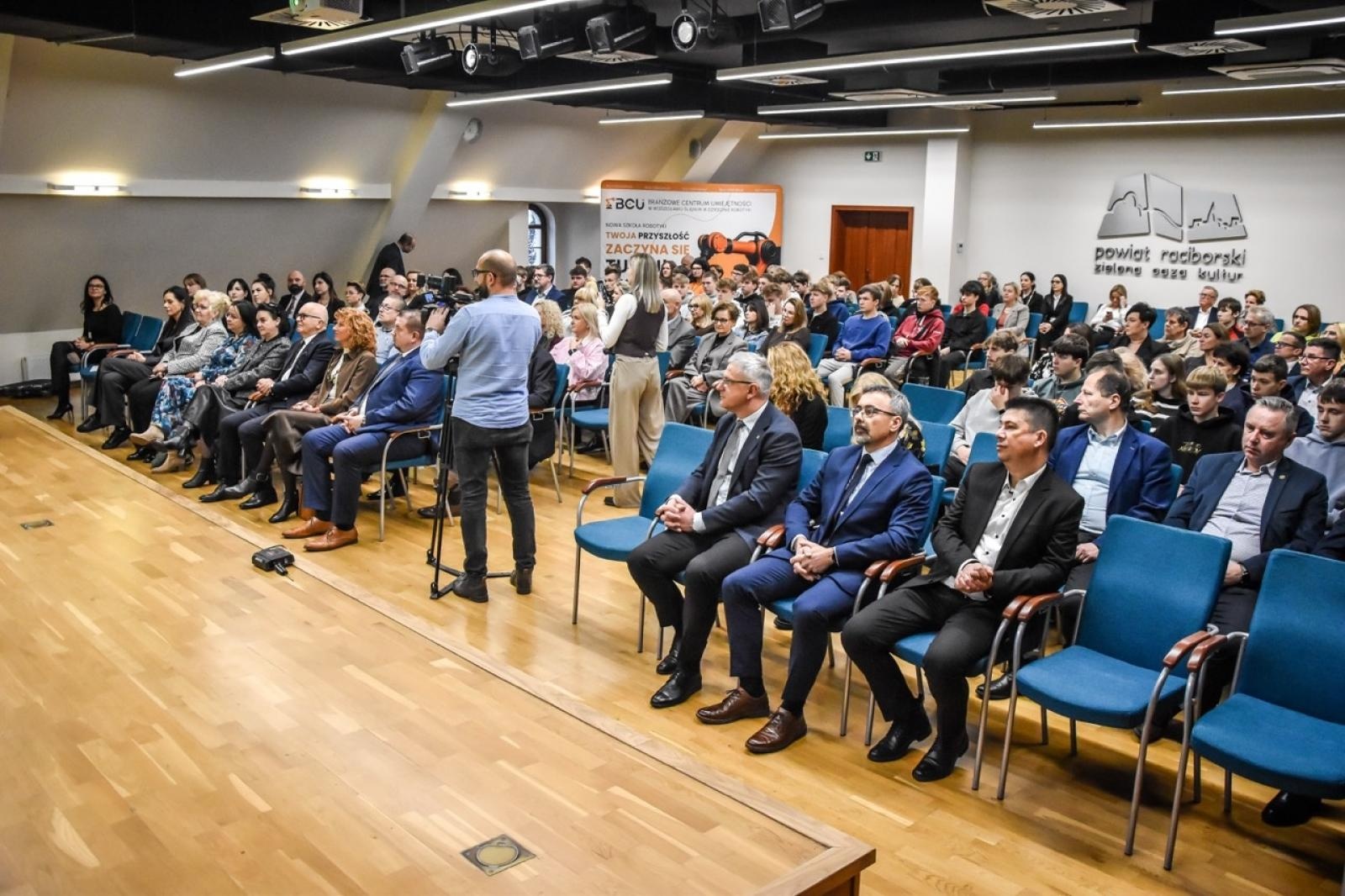 Zdjęcie w galerii na portalu naszraciborz.pl: Konferencja trzech powiatów na Zamku Piastowskim. Rozmowa o przyszłości kształcenia zawodowego wiadomości z regionu