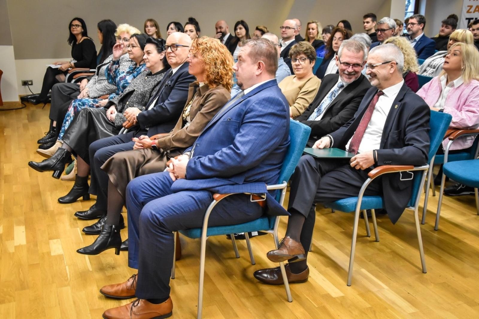 Zdjęcie w galerii na portalu naszraciborz.pl: Konferencja trzech powiatów na Zamku Piastowskim. Rozmowa o przyszłości kształcenia zawodowego wiadomości z regionu