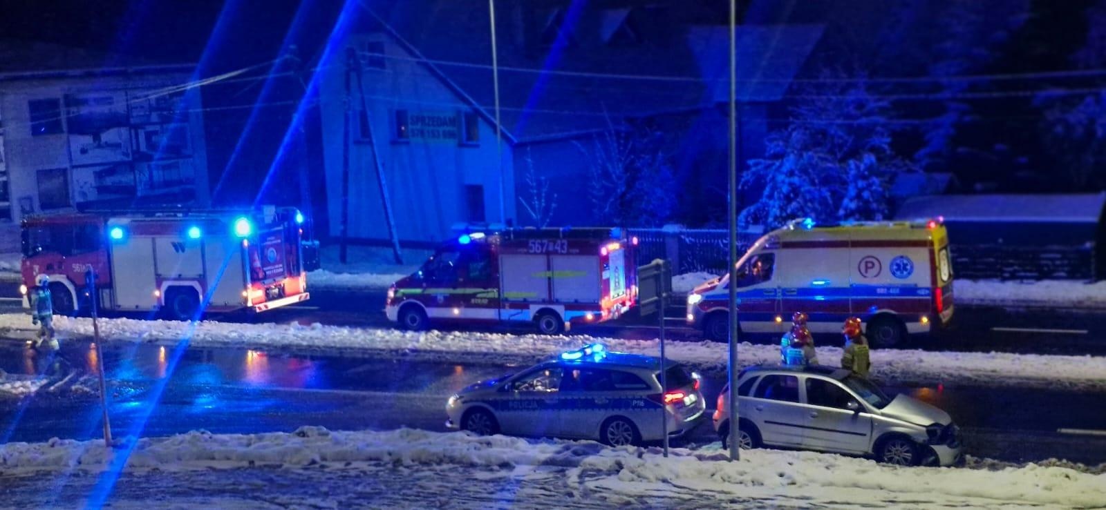 Zdjęcie w galerii na portalu naszraciborz.pl: Kolizja w Rzuchowie. Opel uderzył w autobus wiadomości z regionu