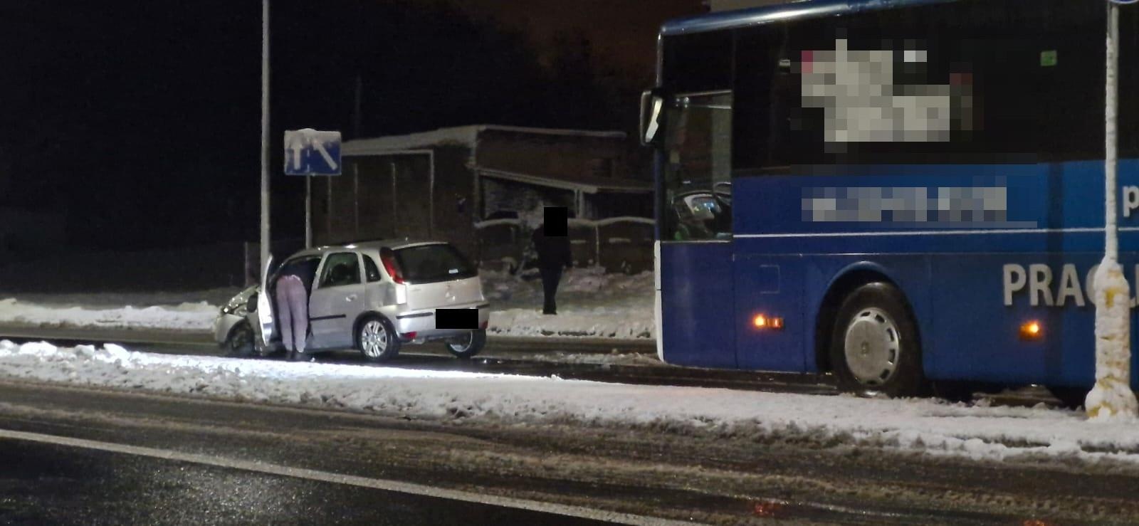 Zdjęcie w galerii na portalu naszraciborz.pl: Kolizja w Rzuchowie. Opel uderzył w autobus wiadomości z regionu