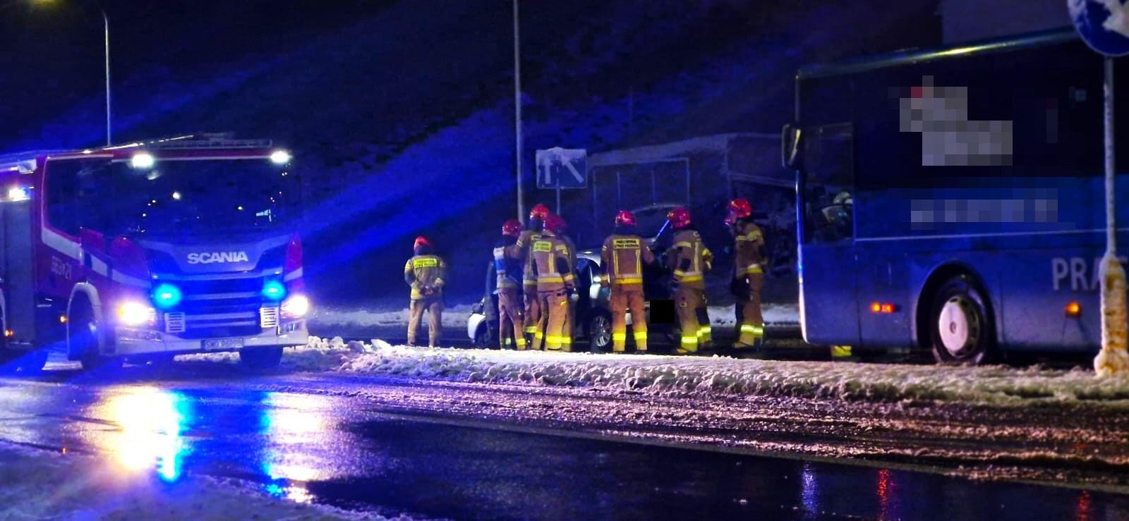 Zdjęcie w galerii na portalu naszraciborz.pl: Kolizja w Rzuchowie. Opel uderzył w autobus wiadomości z regionu