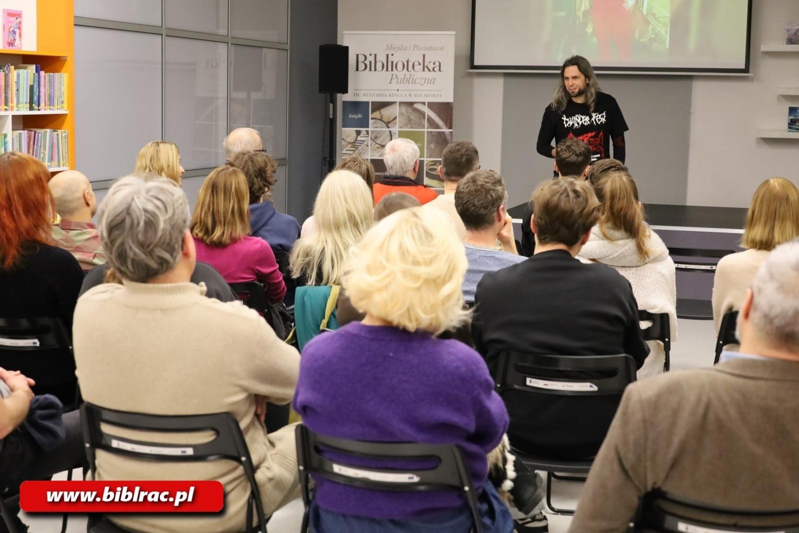 Zdjęcie w galerii na portalu naszraciborz.pl: Na mopowaniu to ja się znam! Stand-up o marynarzach Miłosza Szymańskiego w bibliotece wiadomości z regionu