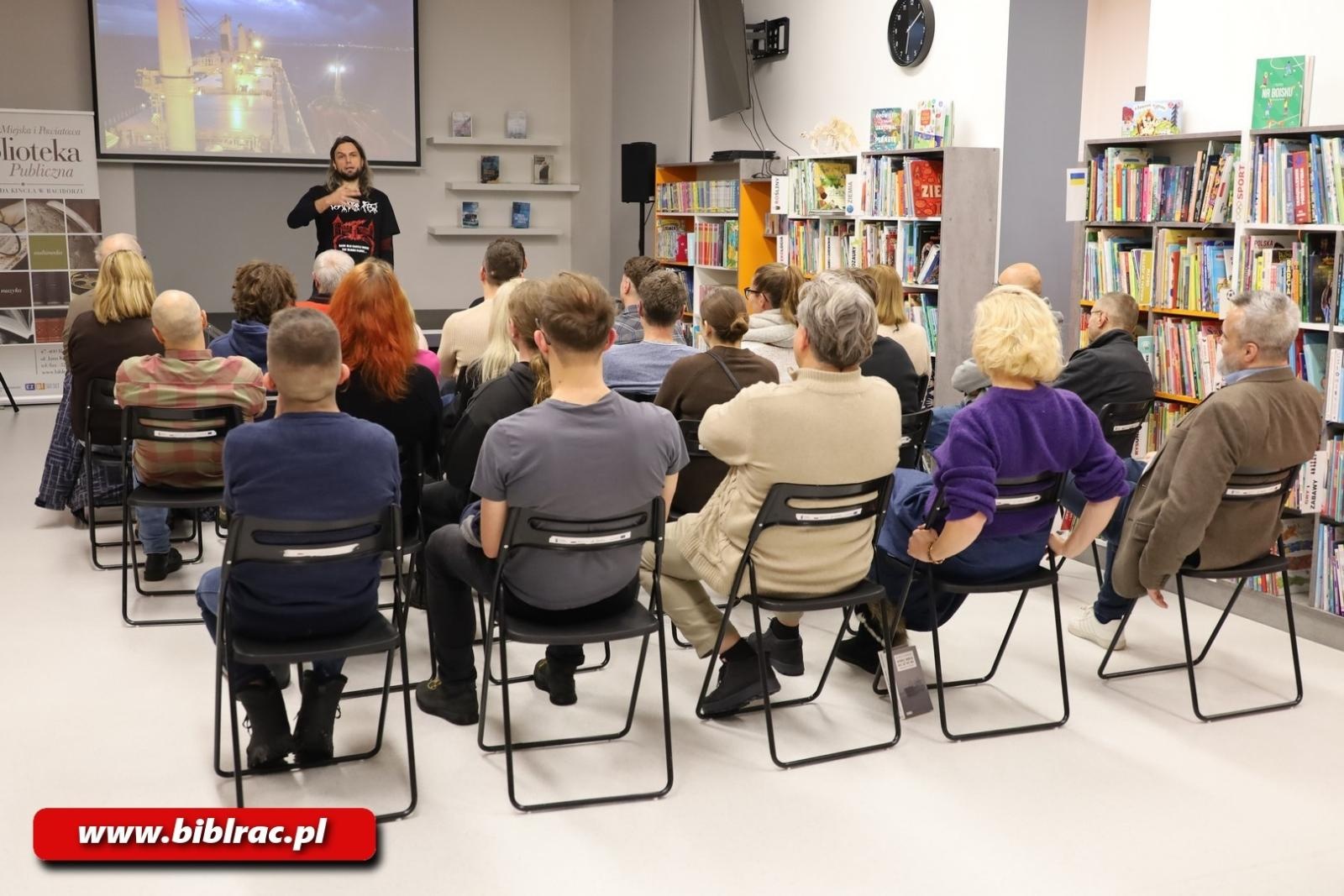 Zdjęcie w galerii na portalu naszraciborz.pl: Na mopowaniu to ja się znam! Stand-up o marynarzach Miłosza Szymańskiego w bibliotece wiadomości z regionu