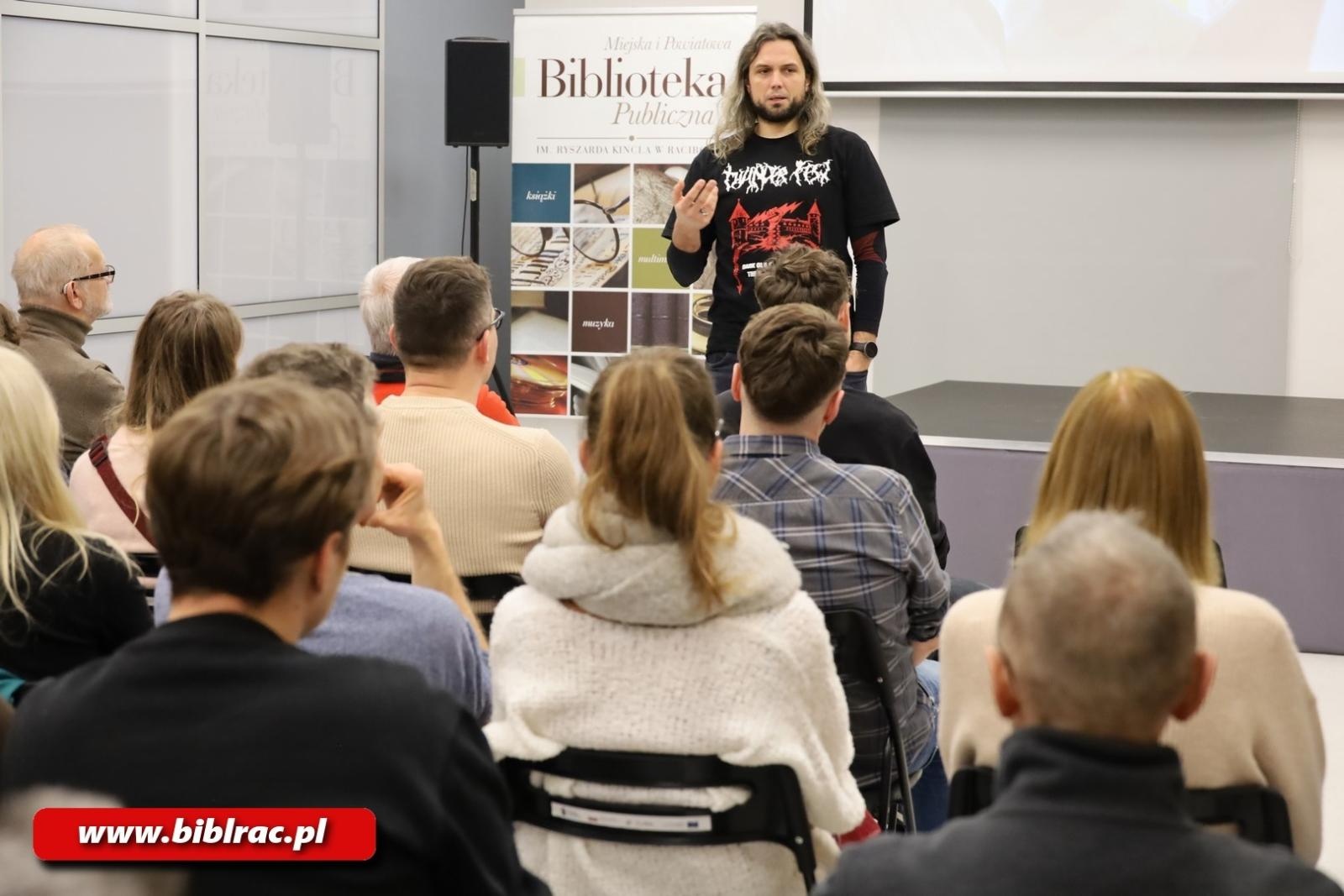 Zdjęcie w galerii na portalu naszraciborz.pl: Na mopowaniu to ja się znam! Stand-up o marynarzach Miłosza Szymańskiego w bibliotece wiadomości z regionu