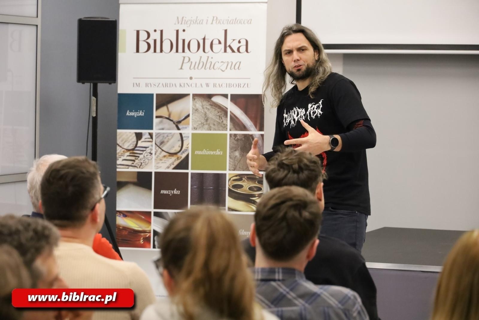 Zdjęcie w galerii na portalu naszraciborz.pl: Na mopowaniu to ja się znam! Stand-up o marynarzach Miłosza Szymańskiego w bibliotece wiadomości z regionu