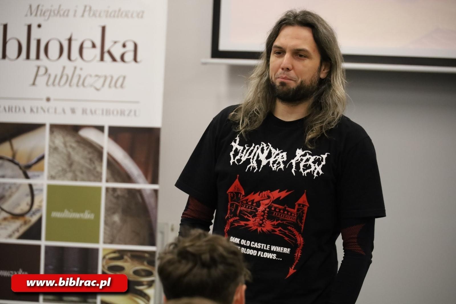 Zdjęcie w galerii na portalu naszraciborz.pl: Na mopowaniu to ja się znam! Stand-up o marynarzach Miłosza Szymańskiego w bibliotece wiadomości z regionu