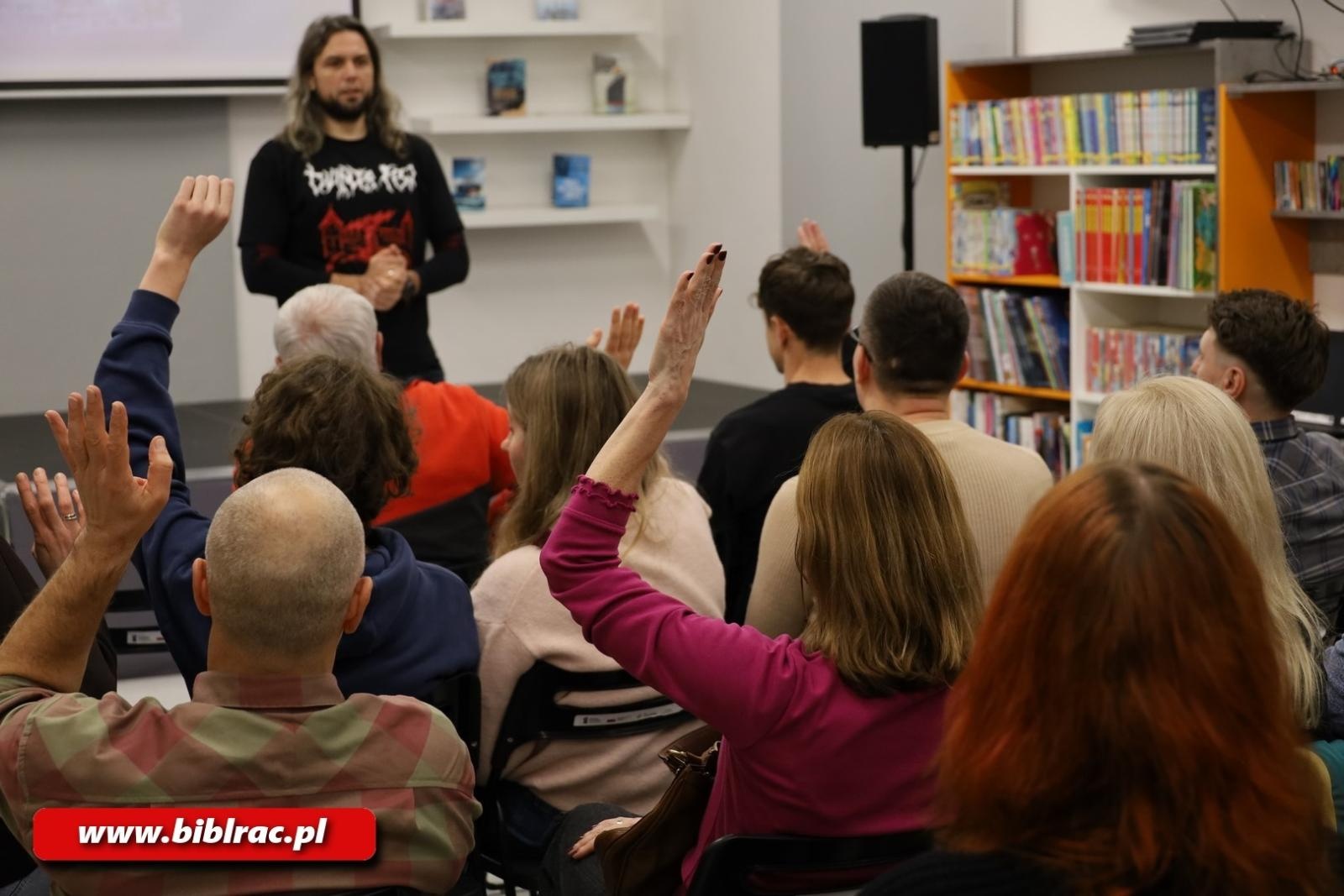 Zdjęcie w galerii na portalu naszraciborz.pl: Na mopowaniu to ja się znam! Stand-up o marynarzach Miłosza Szymańskiego w bibliotece wiadomości z regionu