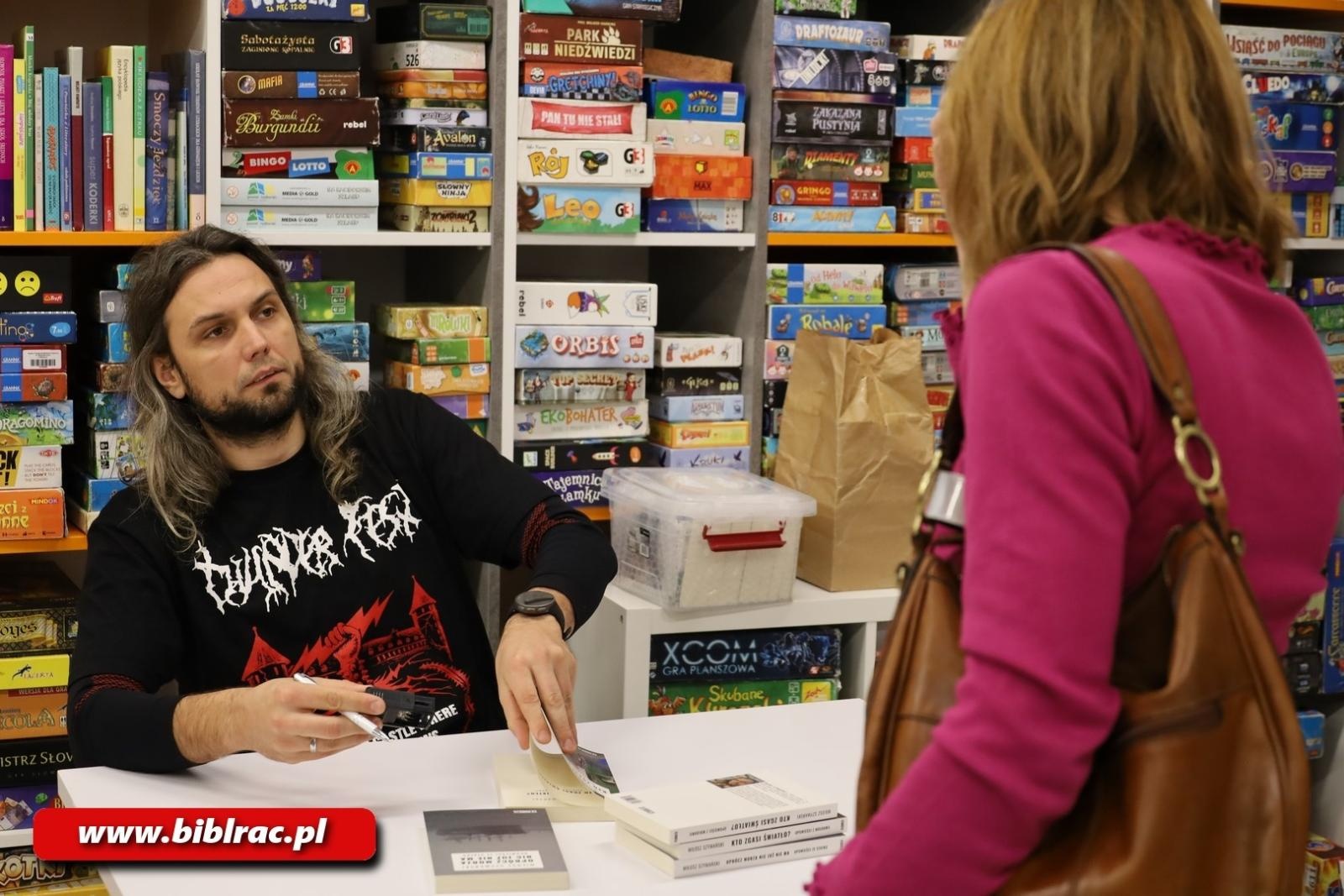 Zdjęcie w galerii na portalu naszraciborz.pl: Na mopowaniu to ja się znam! Stand-up o marynarzach Miłosza Szymańskiego w bibliotece wiadomości z regionu