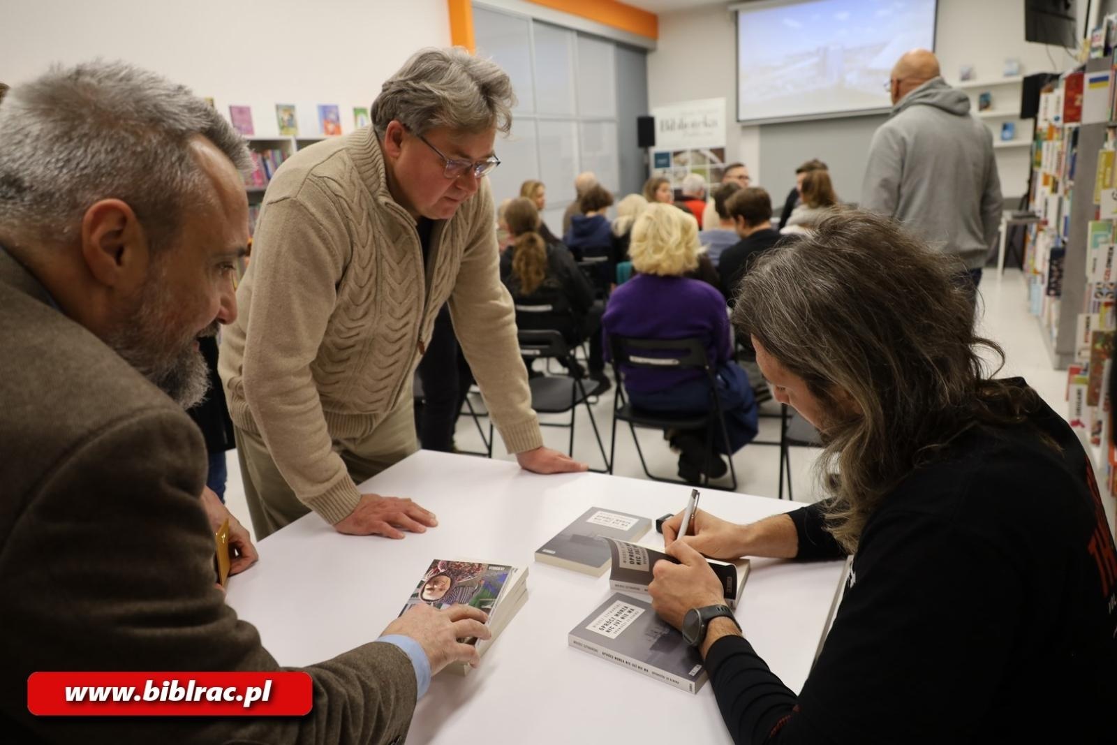 Zdjęcie w galerii na portalu naszraciborz.pl: Na mopowaniu to ja się znam! Stand-up o marynarzach Miłosza Szymańskiego w bibliotece wiadomości z regionu