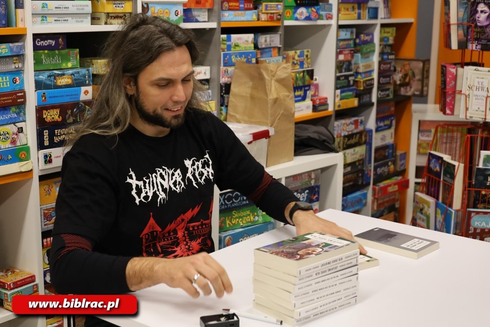 Zdjęcie w galerii na portalu naszraciborz.pl: Na mopowaniu to ja się znam! Stand-up o marynarzach Miłosza Szymańskiego w bibliotece wiadomości z regionu