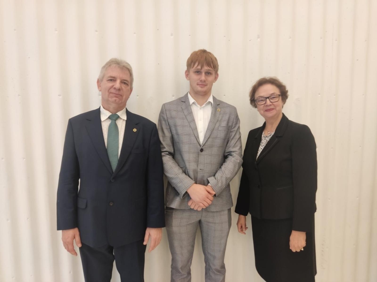 Zdjęcie w galerii na portalu naszraciborz.pl: Stypendia Prezesa Rady Ministrów dla najzdolniejszych uczniów szkół powiatu raciborskiego wiadomości z regionu