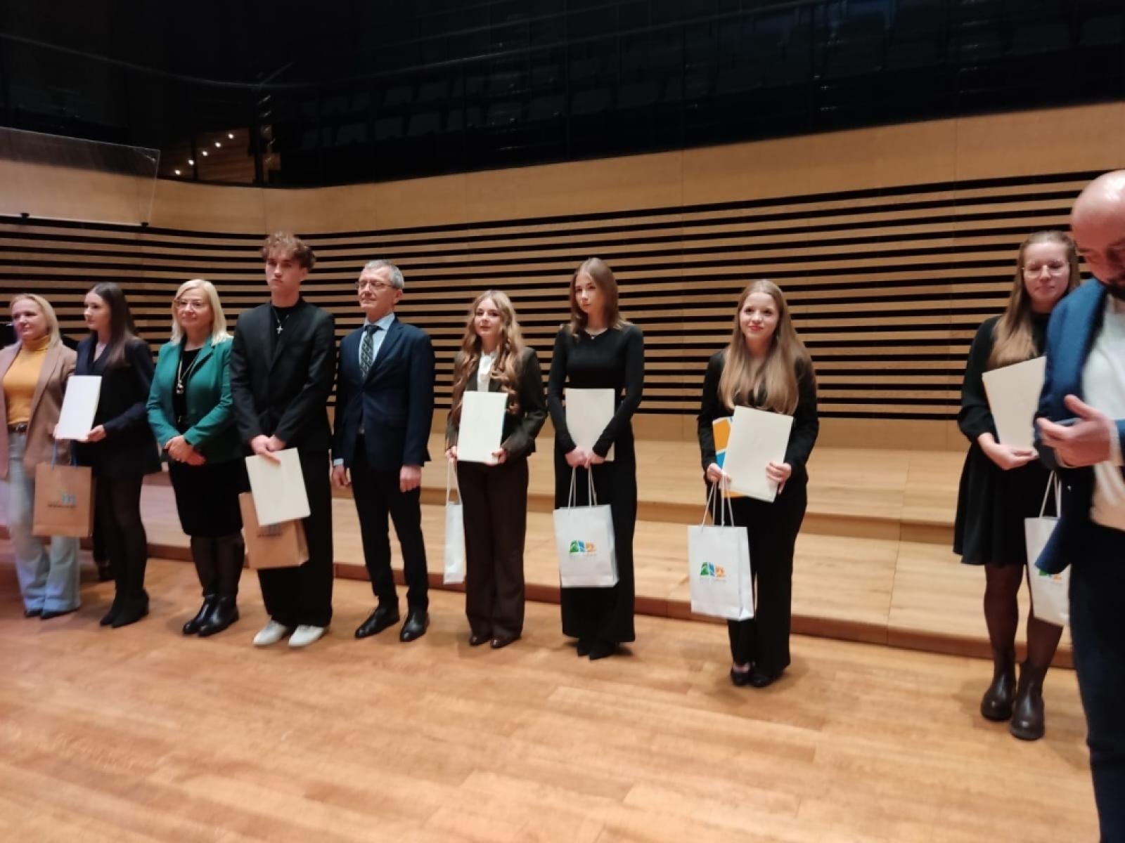 Zdjęcie w galerii na portalu naszraciborz.pl: Stypendia Prezesa Rady Ministrów dla najzdolniejszych uczniów szkół powiatu raciborskiego wiadomości z regionu