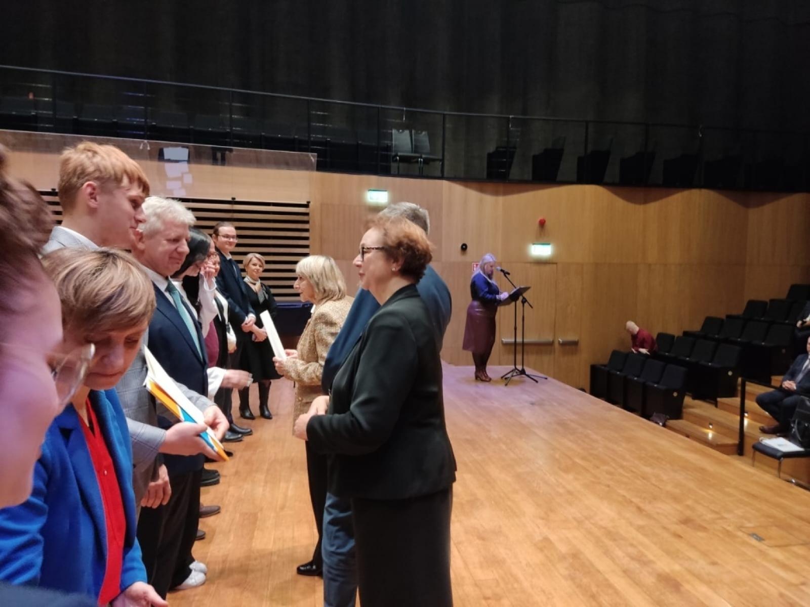 Zdjęcie w galerii na portalu naszraciborz.pl: Stypendia Prezesa Rady Ministrów dla najzdolniejszych uczniów szkół powiatu raciborskiego wiadomości z regionu