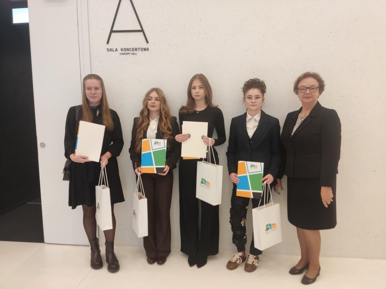 Zdjęcie w galerii na portalu naszraciborz.pl: Stypendia Prezesa Rady Ministrów dla najzdolniejszych uczniów szkół powiatu raciborskiego wiadomości z regionu