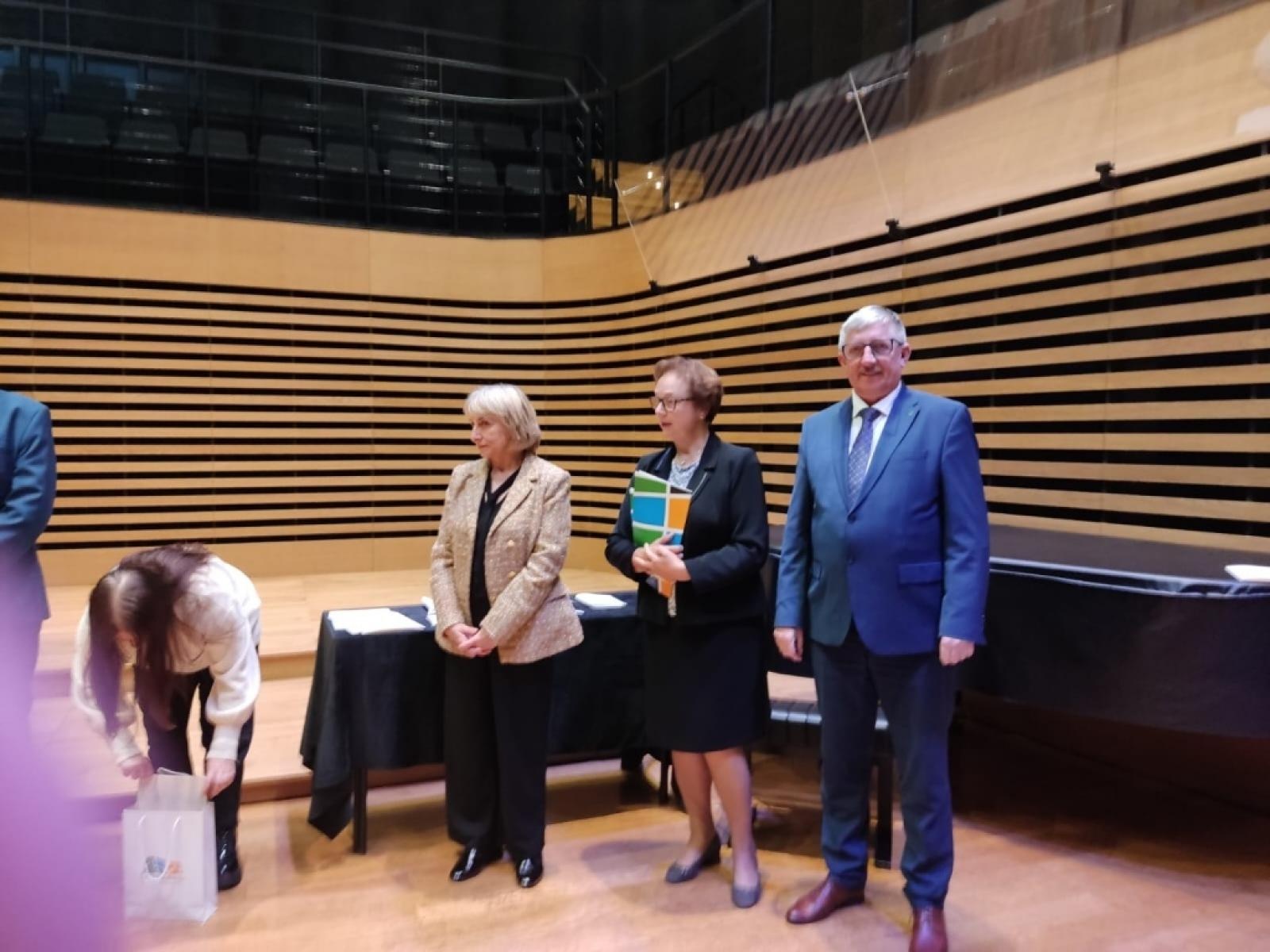 Zdjęcie w galerii na portalu naszraciborz.pl: Stypendia Prezesa Rady Ministrów dla najzdolniejszych uczniów szkół powiatu raciborskiego wiadomości z regionu