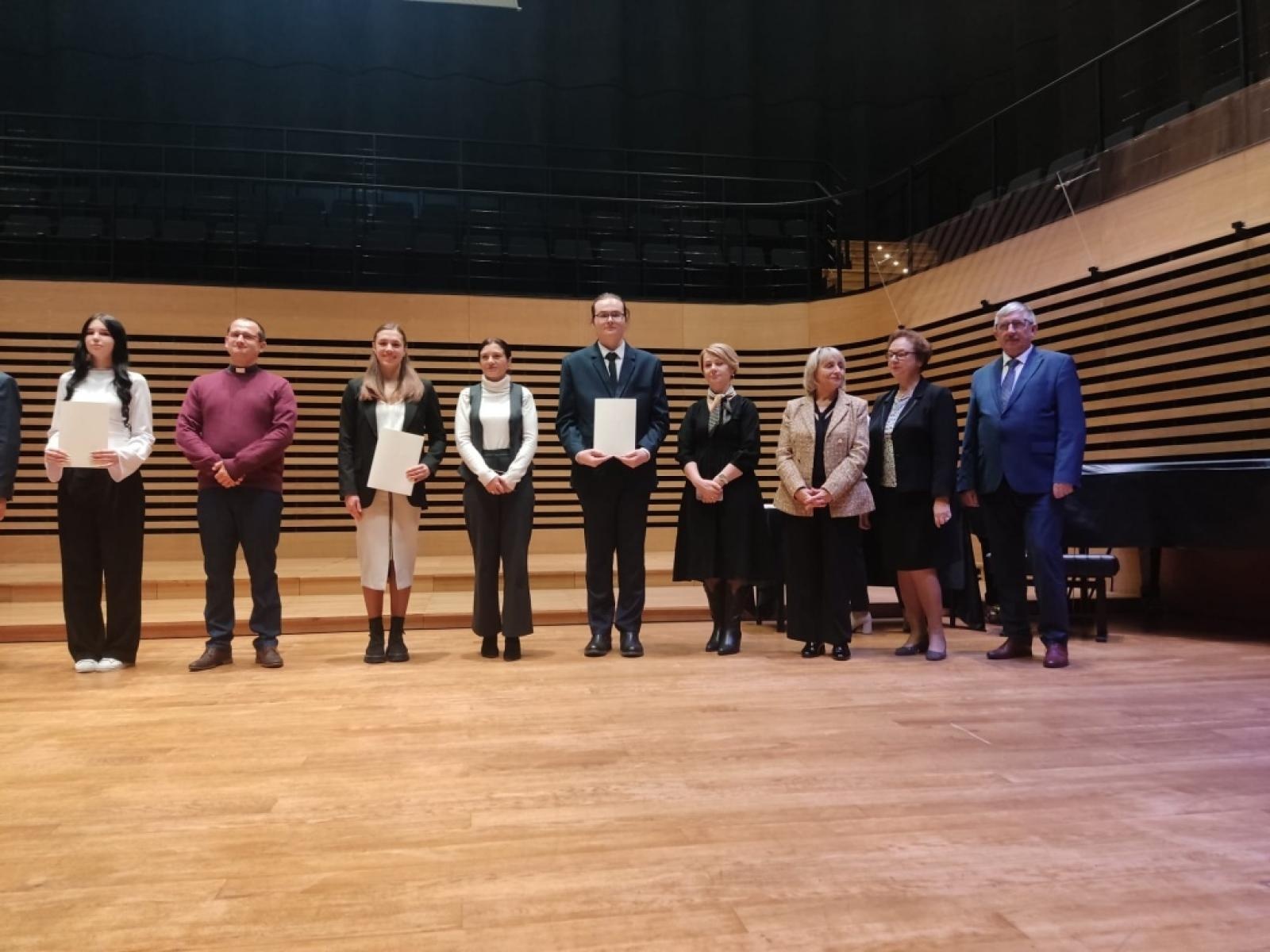 Zdjęcie w galerii na portalu naszraciborz.pl: Stypendia Prezesa Rady Ministrów dla najzdolniejszych uczniów szkół powiatu raciborskiego wiadomości z regionu