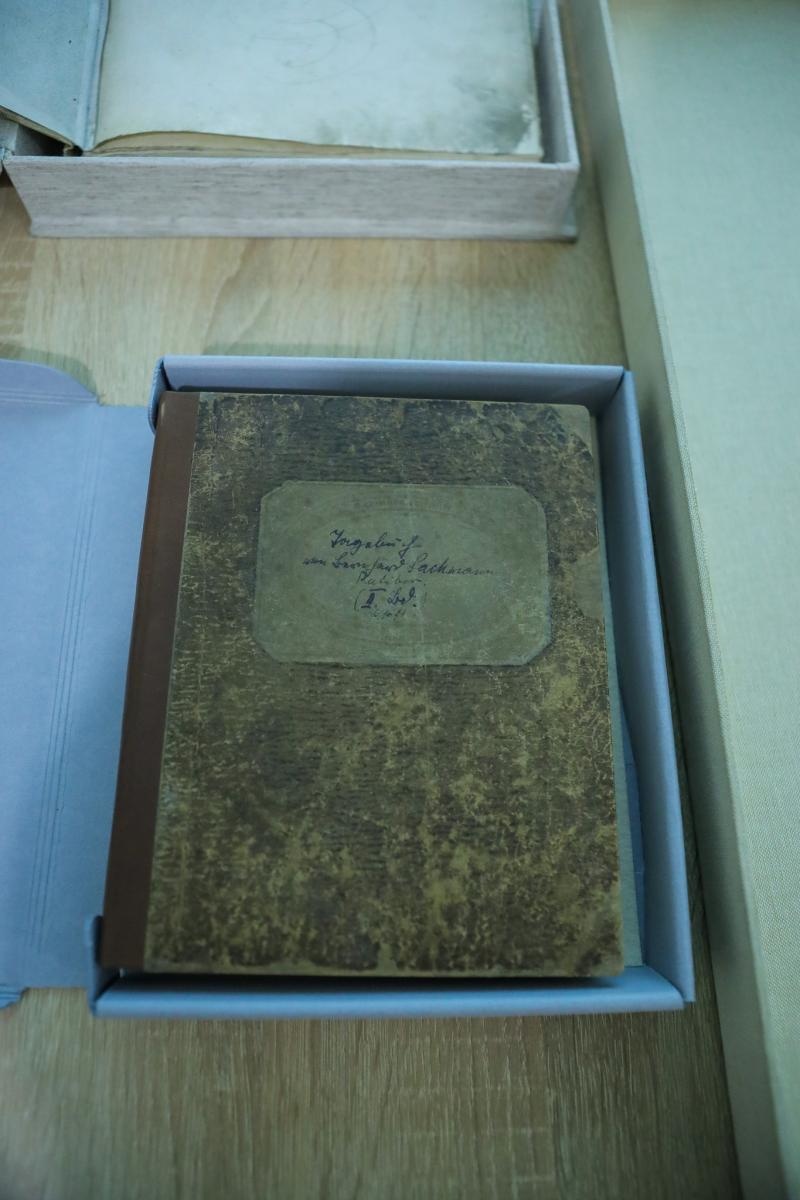 Zdjęcie w galerii na portalu naszraciborz.pl: Spotkanie z zabytkami: papierowe skarby pod opieką konserwatora wiadomości z regionu