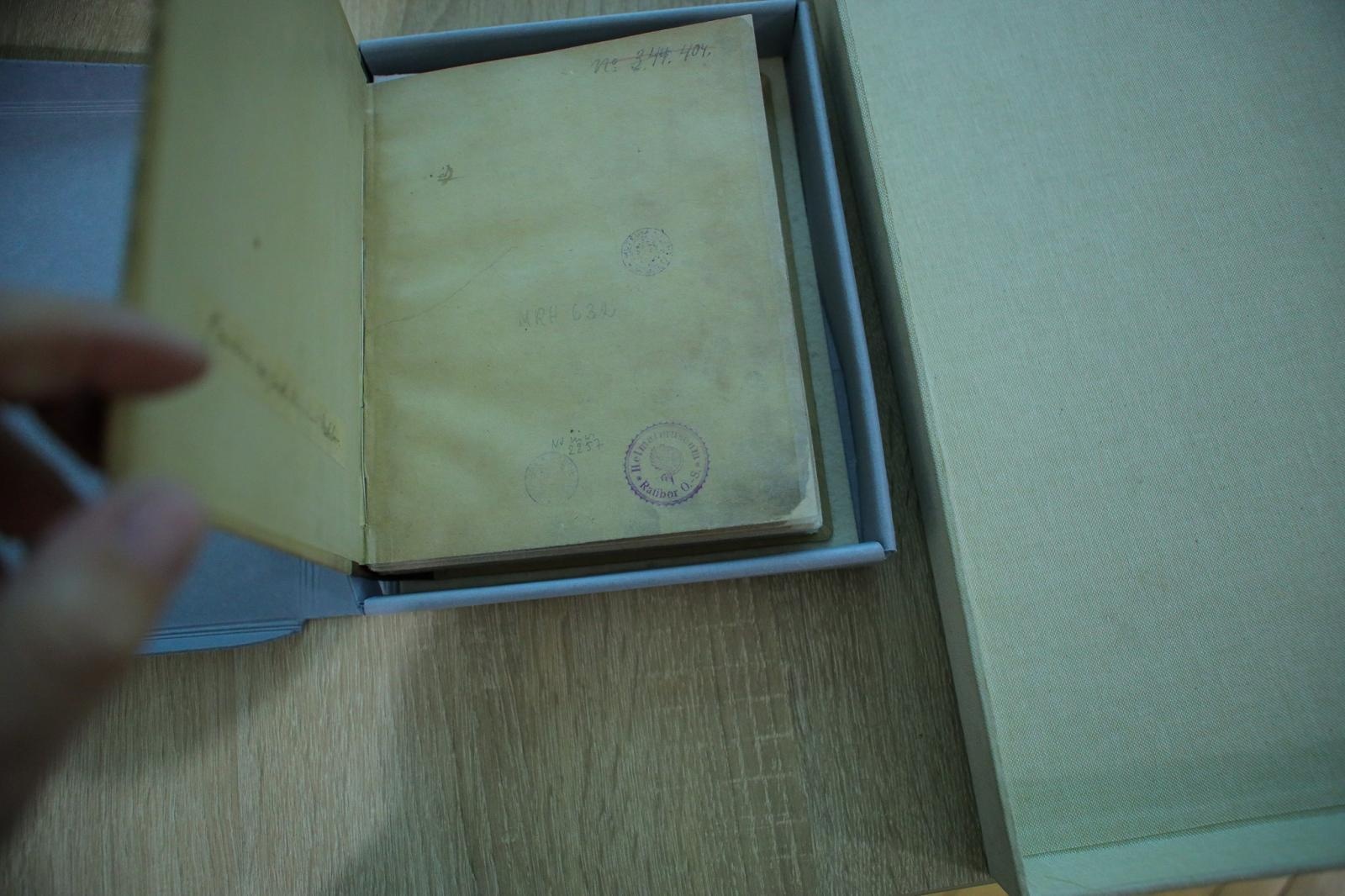 Zdjęcie w galerii na portalu naszraciborz.pl: Spotkanie z zabytkami: papierowe skarby pod opieką konserwatora wiadomości z regionu