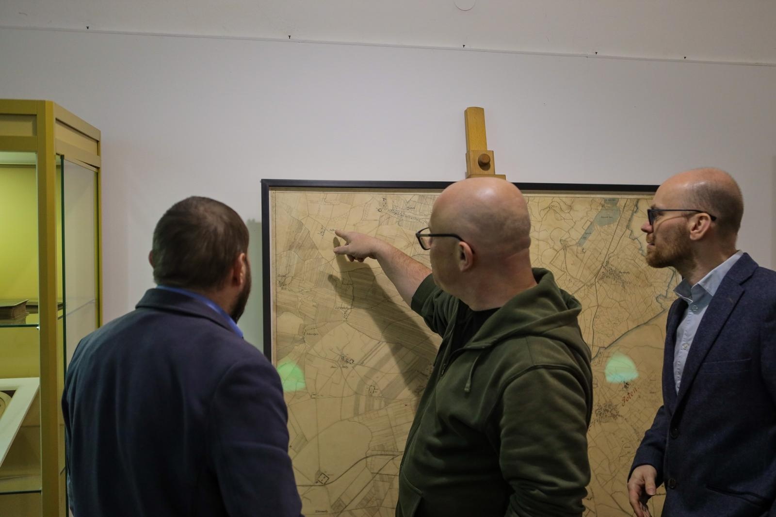 Zdjęcie w galerii na portalu naszraciborz.pl: Spotkanie z zabytkami: papierowe skarby pod opieką konserwatora wiadomości z regionu