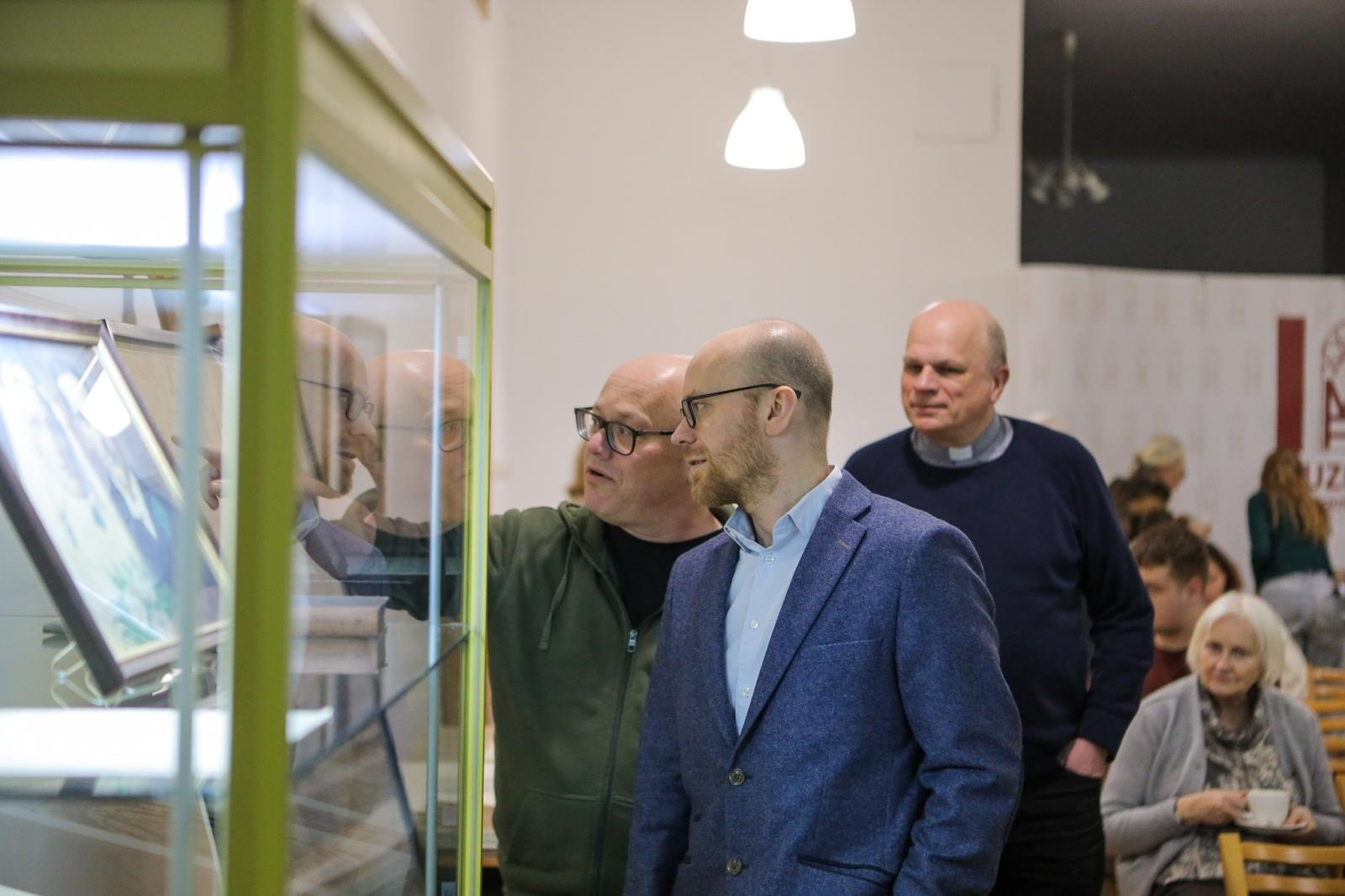 Zdjęcie w galerii na portalu naszraciborz.pl: Spotkanie z zabytkami: papierowe skarby pod opieką konserwatora wiadomości z regionu