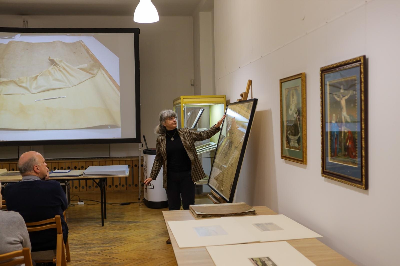 Zdjęcie w galerii na portalu naszraciborz.pl: Spotkanie z zabytkami: papierowe skarby pod opieką konserwatora wiadomości z regionu