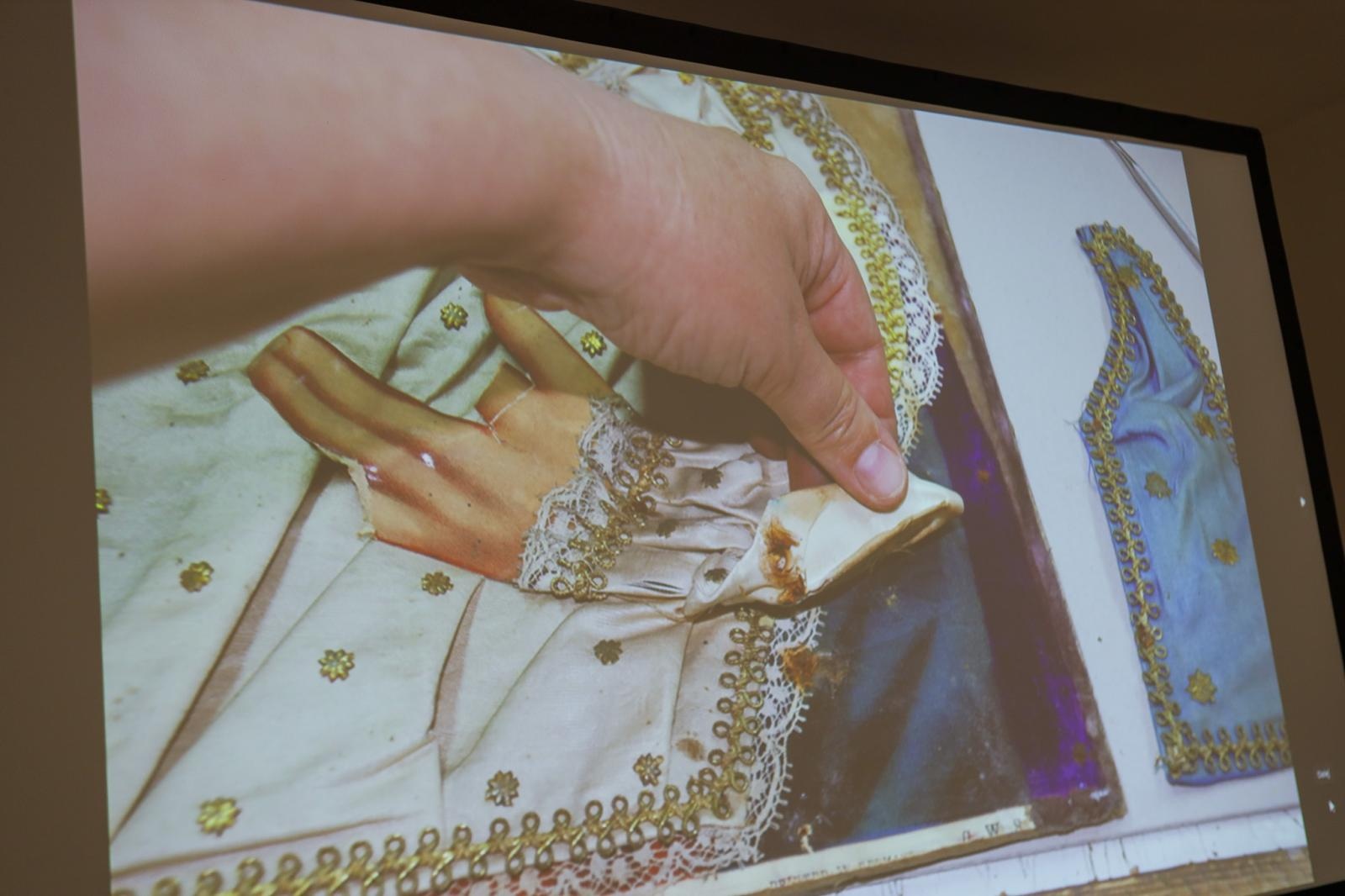 Zdjęcie w galerii na portalu naszraciborz.pl: Spotkanie z zabytkami: papierowe skarby pod opieką konserwatora wiadomości z regionu