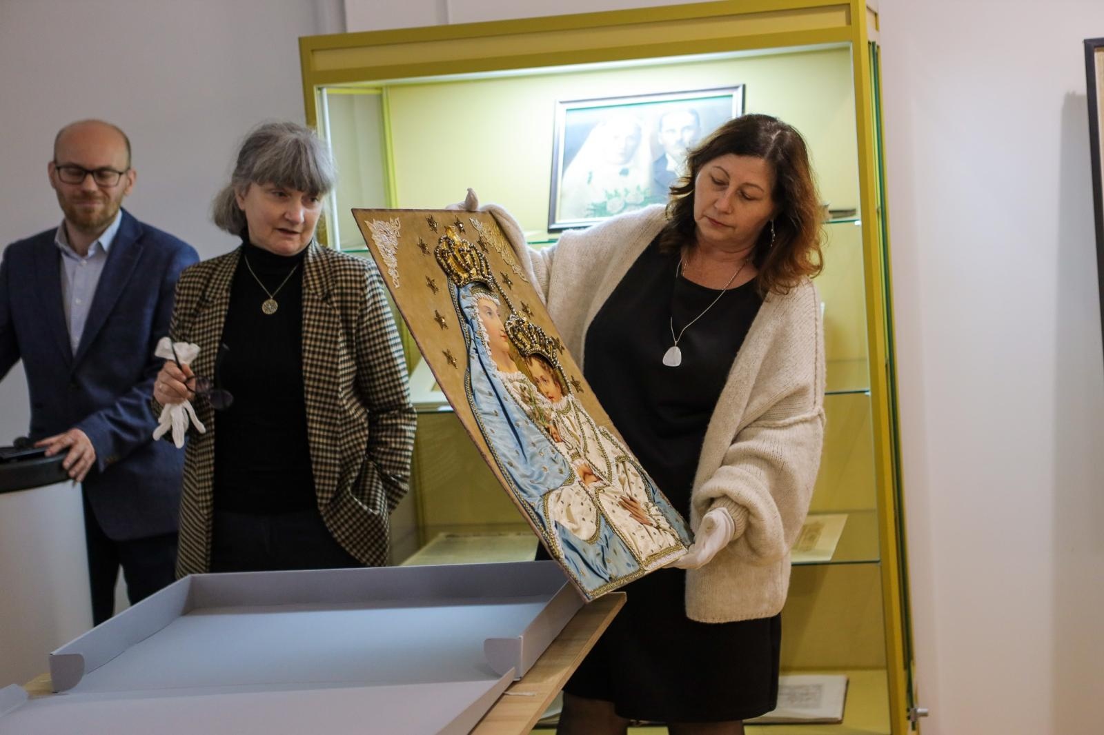 Zdjęcie w galerii na portalu naszraciborz.pl: Spotkanie z zabytkami: papierowe skarby pod opieką konserwatora wiadomości z regionu