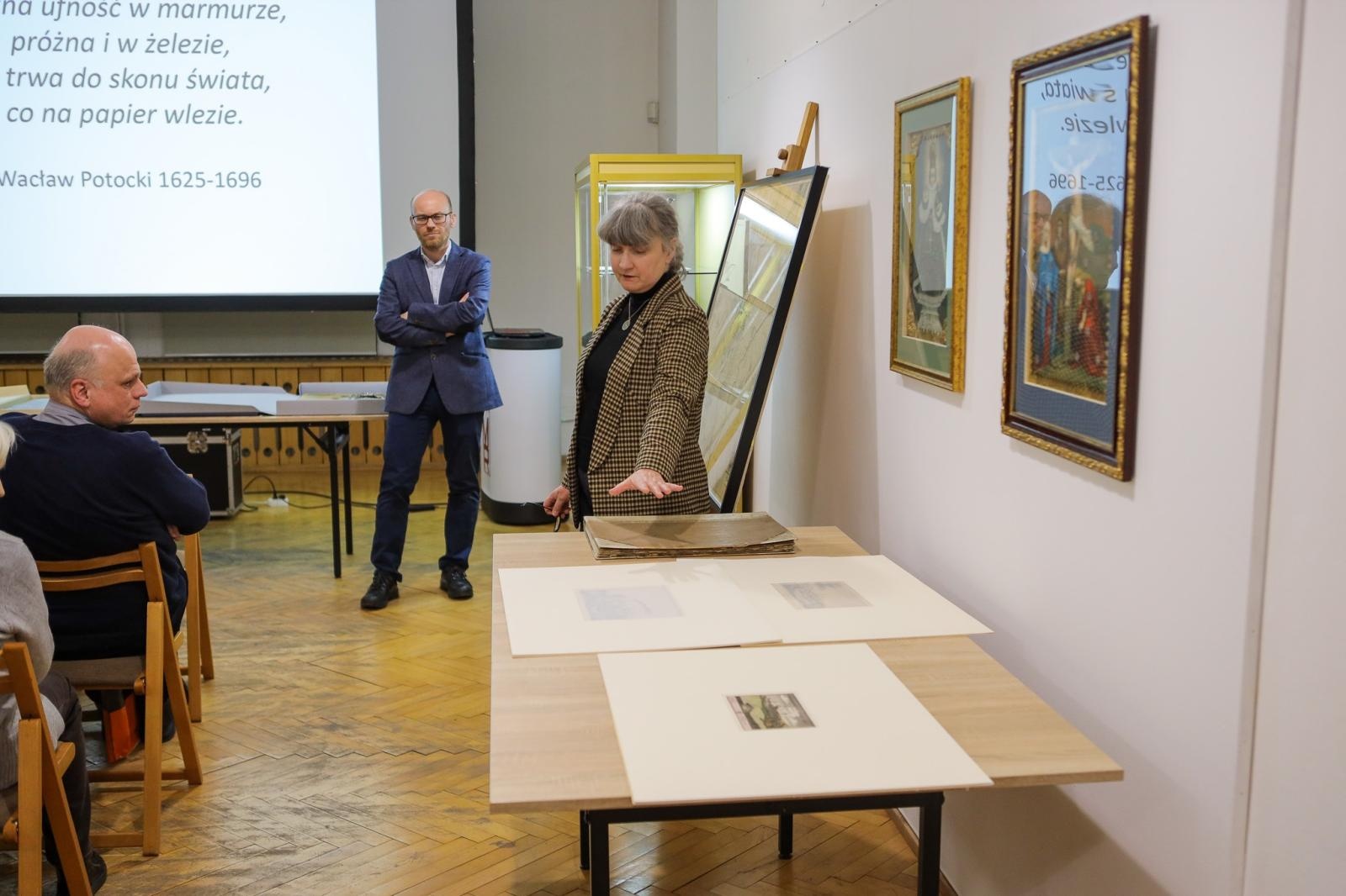 Zdjęcie w galerii na portalu naszraciborz.pl: Spotkanie z zabytkami: papierowe skarby pod opieką konserwatora wiadomości z regionu