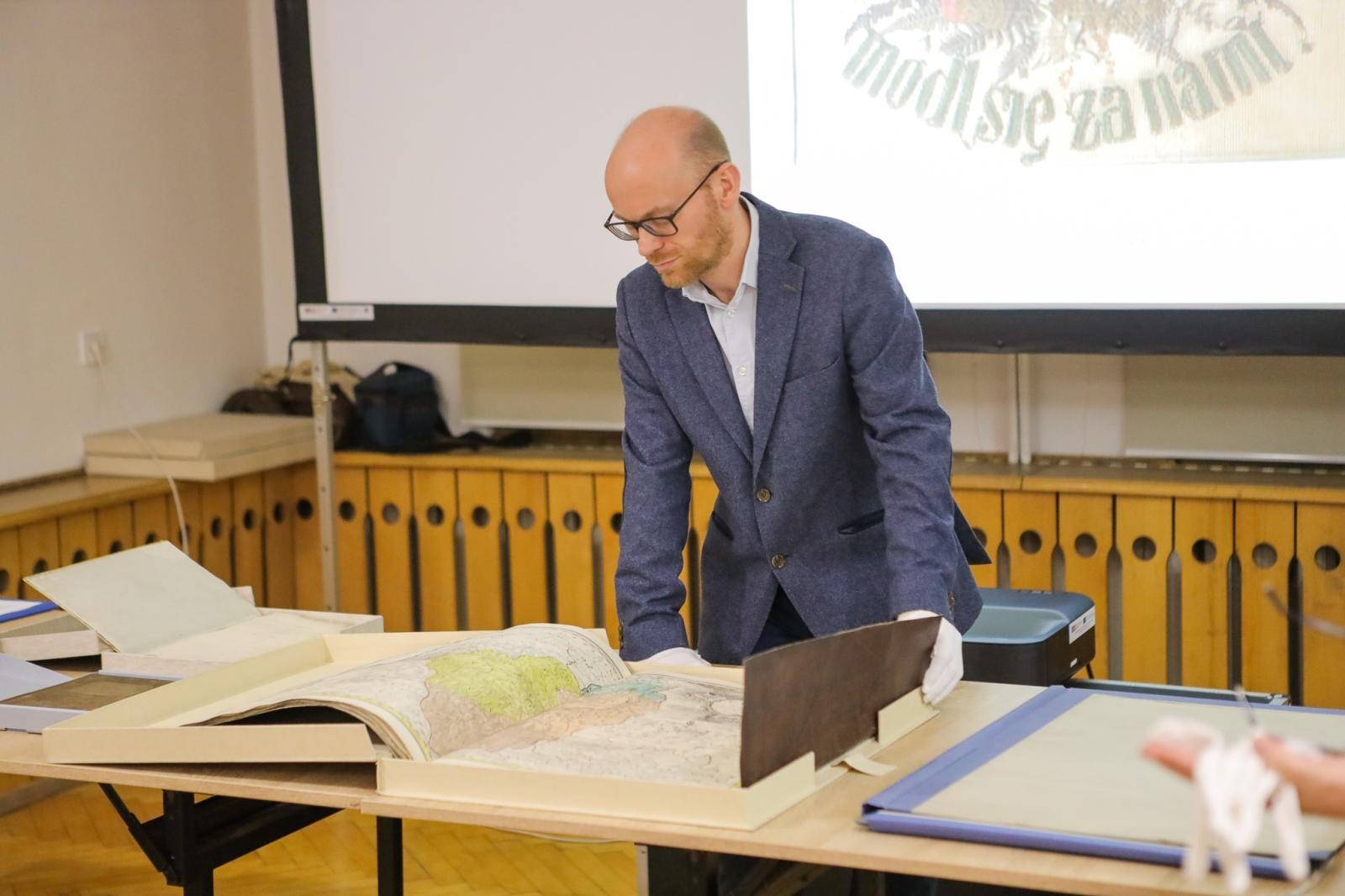 Zdjęcie w galerii na portalu naszraciborz.pl: Spotkanie z zabytkami: papierowe skarby pod opieką konserwatora wiadomości z regionu