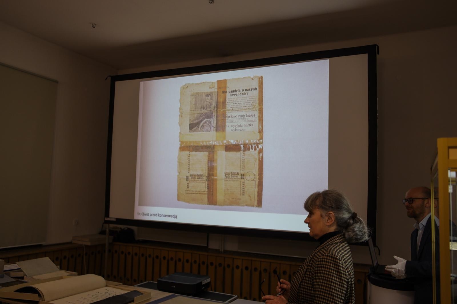 Zdjęcie w galerii na portalu naszraciborz.pl: Spotkanie z zabytkami: papierowe skarby pod opieką konserwatora wiadomości z regionu