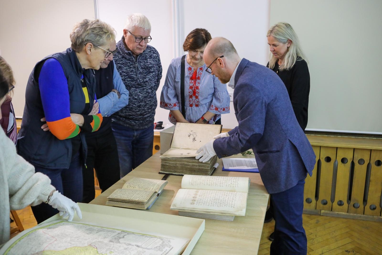 Zdjęcie w galerii na portalu naszraciborz.pl: Spotkanie z zabytkami: papierowe skarby pod opieką konserwatora wiadomości z regionu