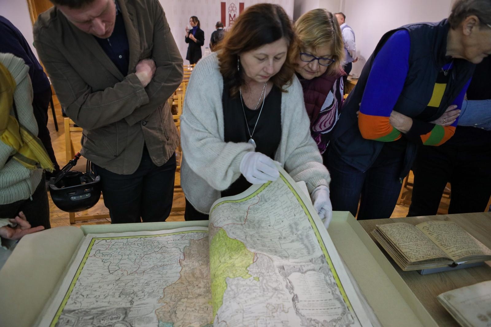 Zdjęcie w galerii na portalu naszraciborz.pl: Spotkanie z zabytkami: papierowe skarby pod opieką konserwatora wiadomości z regionu