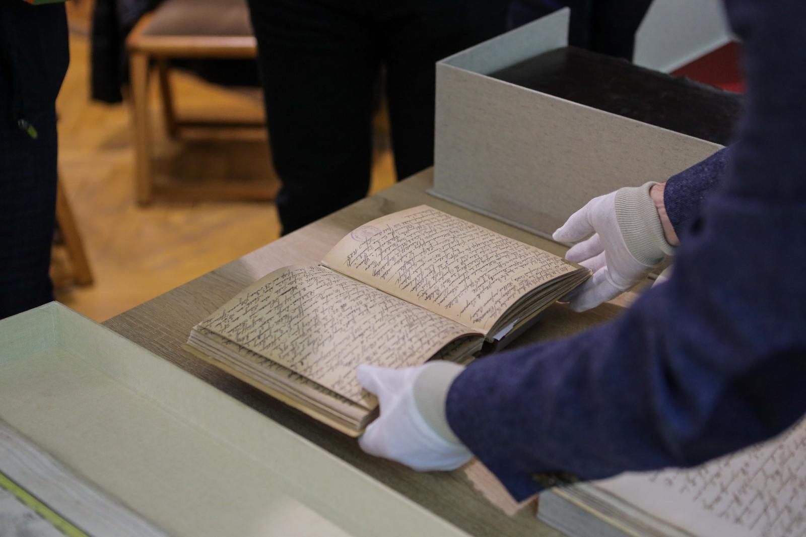 Zdjęcie w galerii na portalu naszraciborz.pl: Spotkanie z zabytkami: papierowe skarby pod opieką konserwatora wiadomości z regionu