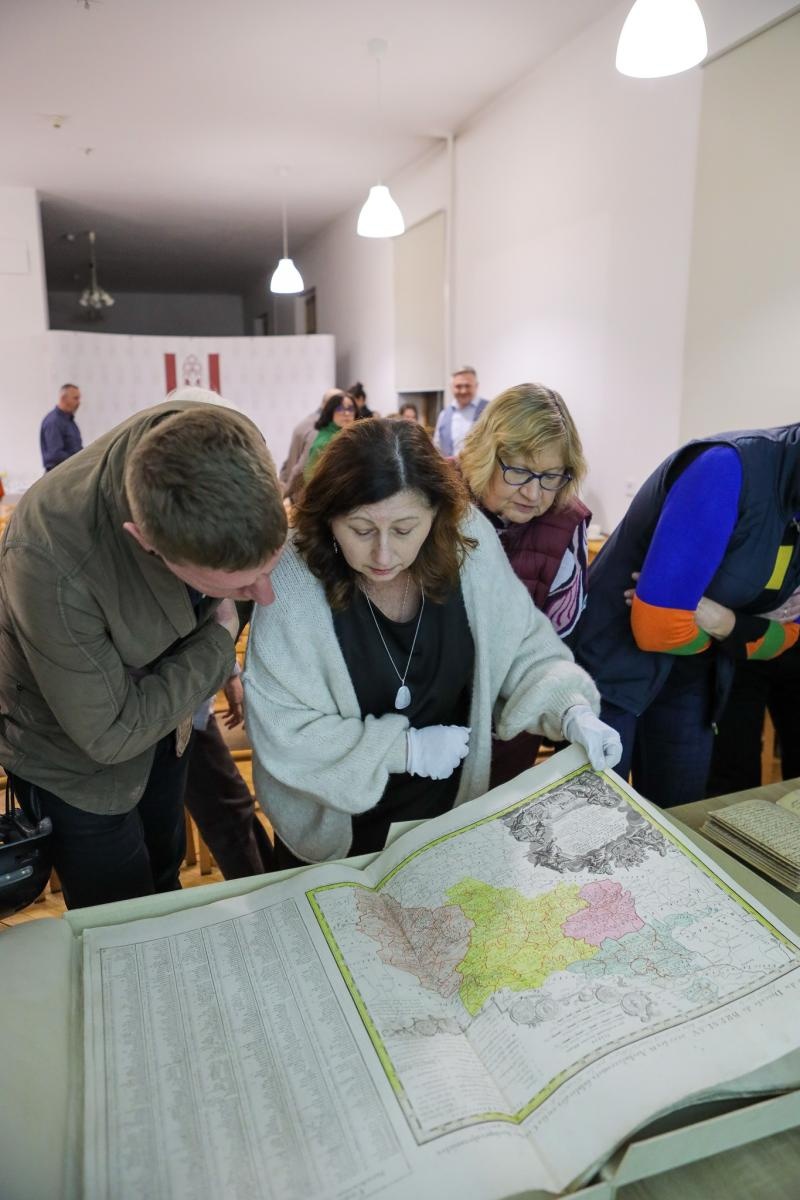 Zdjęcie w galerii na portalu naszraciborz.pl: Spotkanie z zabytkami: papierowe skarby pod opieką konserwatora wiadomości z regionu