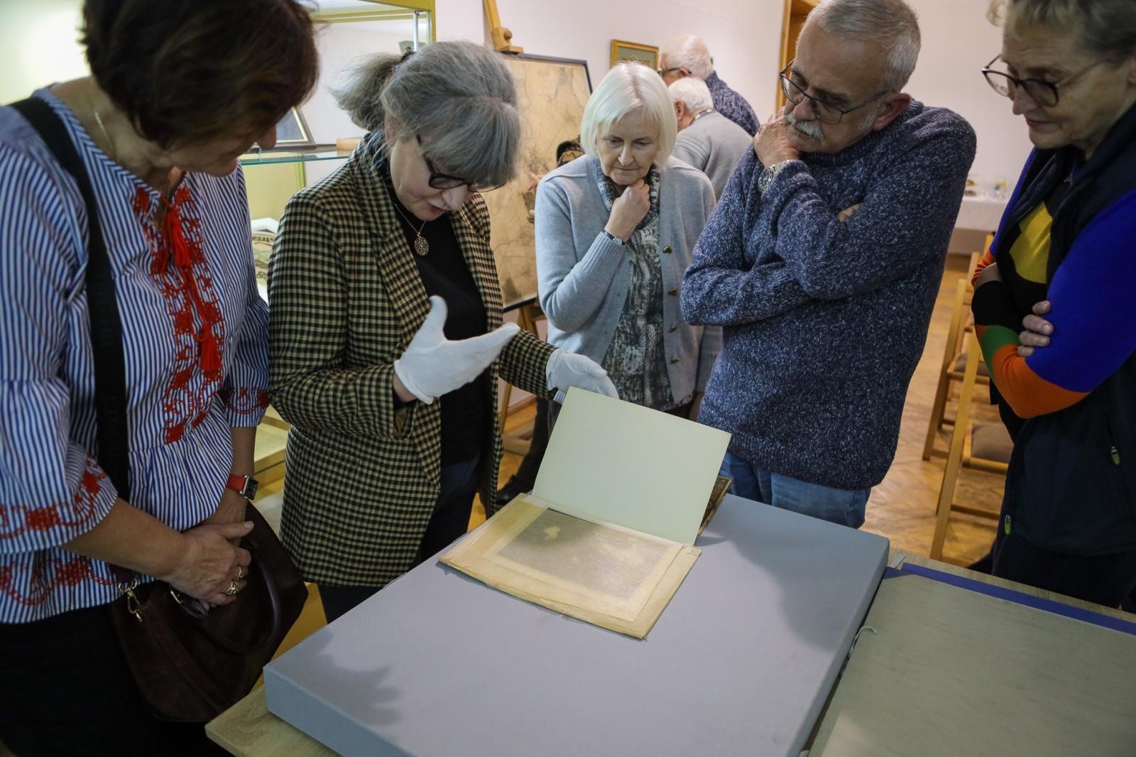 Zdjęcie w galerii na portalu naszraciborz.pl: Spotkanie z zabytkami: papierowe skarby pod opieką konserwatora wiadomości z regionu