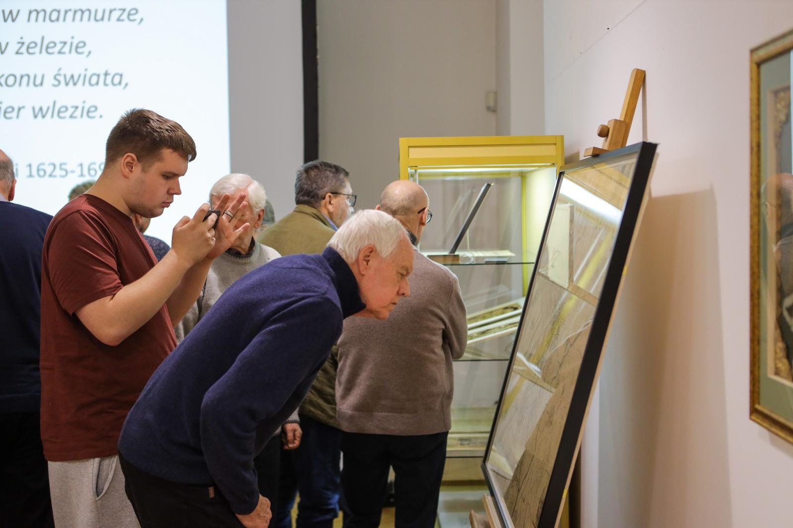 Zdjęcie w galerii na portalu naszraciborz.pl: Spotkanie z zabytkami: papierowe skarby pod opieką konserwatora wiadomości z regionu