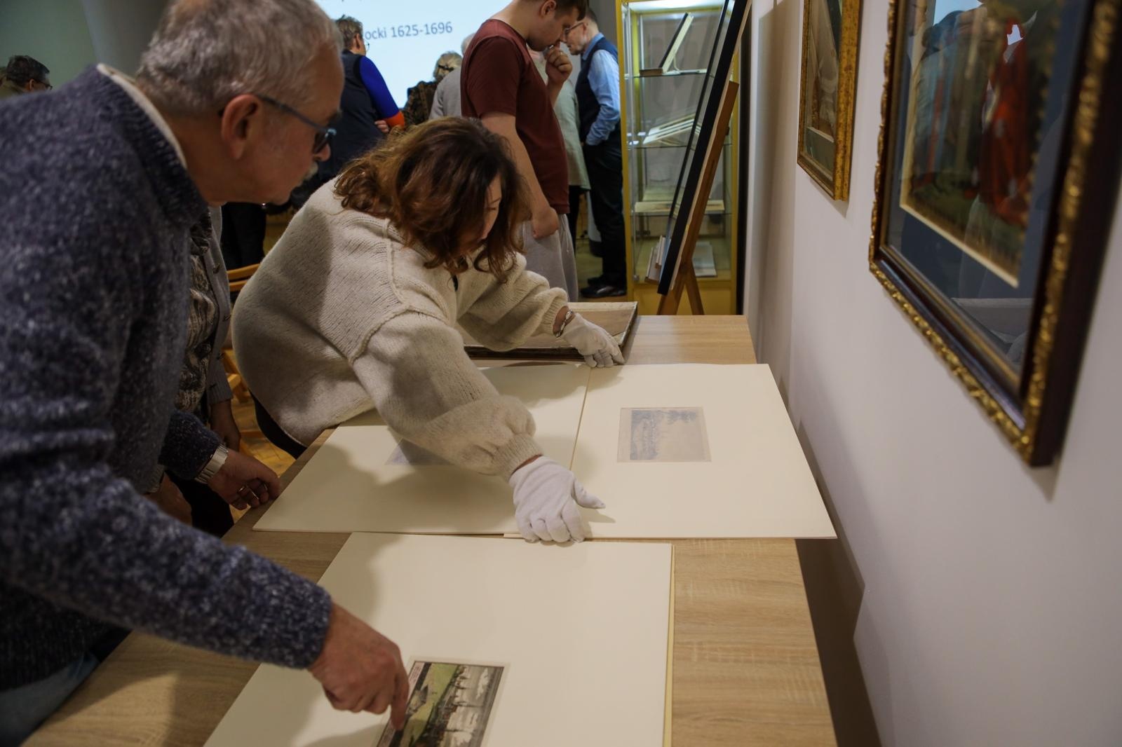 Zdjęcie w galerii na portalu naszraciborz.pl: Spotkanie z zabytkami: papierowe skarby pod opieką konserwatora wiadomości z regionu