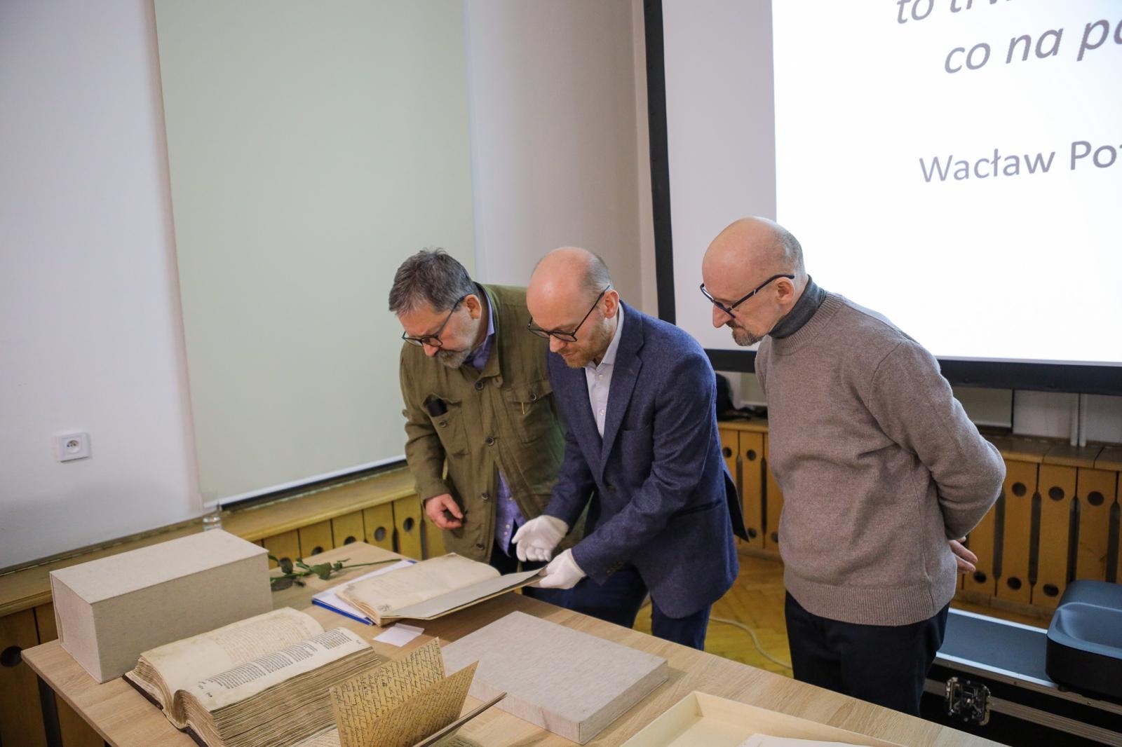 Zdjęcie w galerii na portalu naszraciborz.pl: Spotkanie z zabytkami: papierowe skarby pod opieką konserwatora wiadomości z regionu