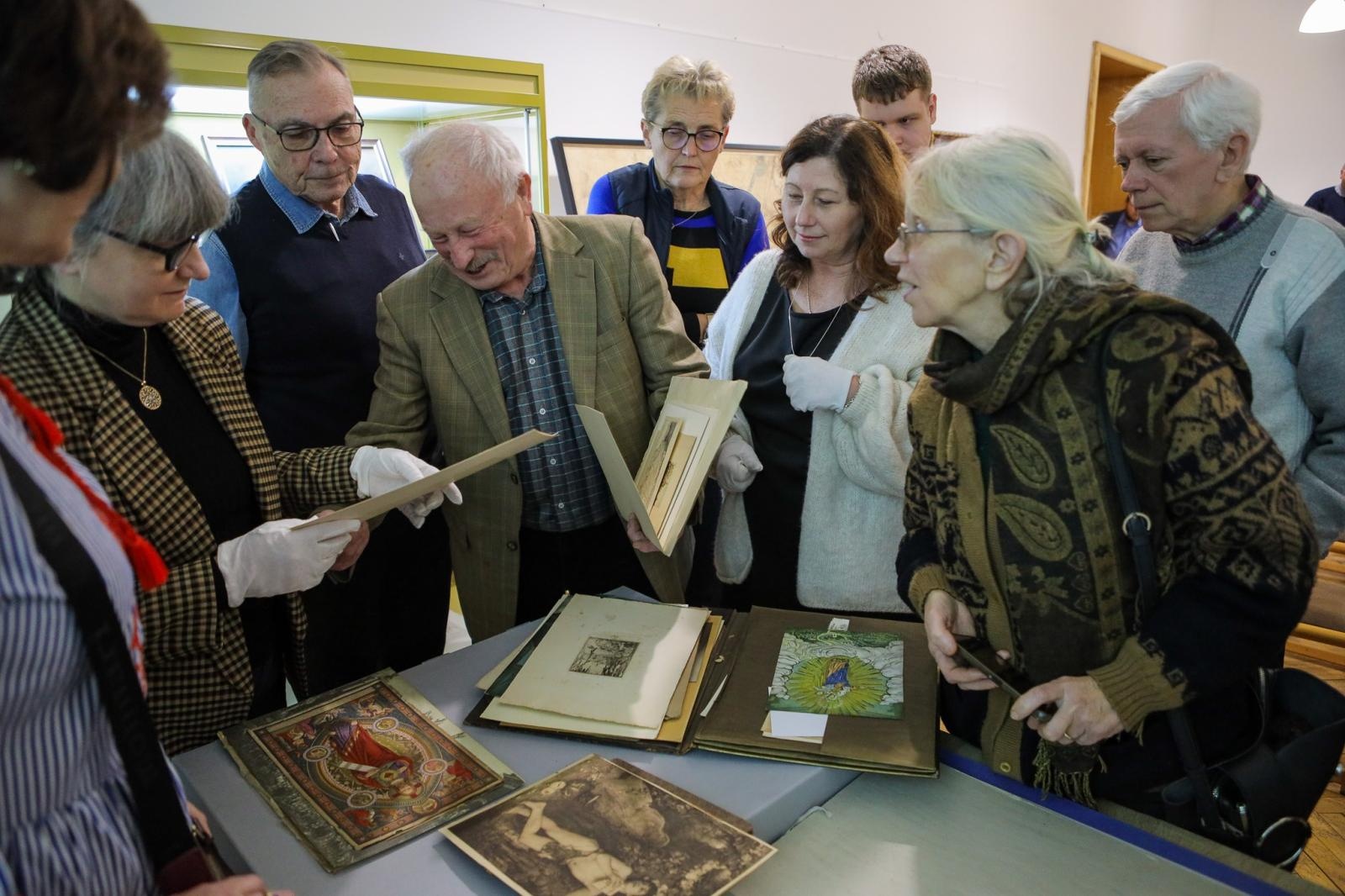 Zdjęcie w galerii na portalu naszraciborz.pl: Spotkanie z zabytkami: papierowe skarby pod opieką konserwatora wiadomości z regionu