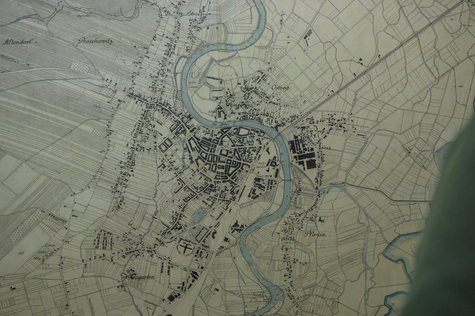 Zdjęcie w galerii na portalu naszraciborz.pl: Spotkanie z zabytkami: papierowe skarby pod opieką konserwatora wiadomości z regionu