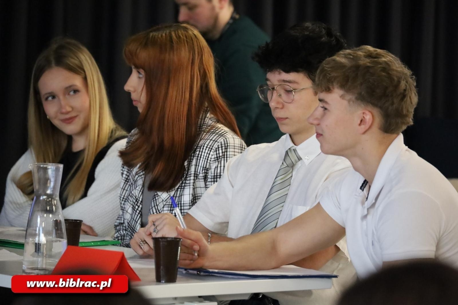 Zdjęcie w galerii na portalu naszraciborz.pl: II Debata Młodych na Stacji Młodych wiadomości z regionu