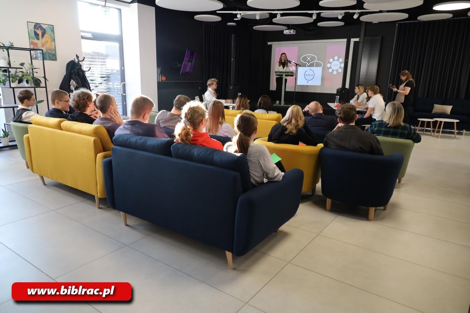 Zdjęcie w galerii na portalu naszraciborz.pl: II Debata Młodych na Stacji Młodych wiadomości z regionu