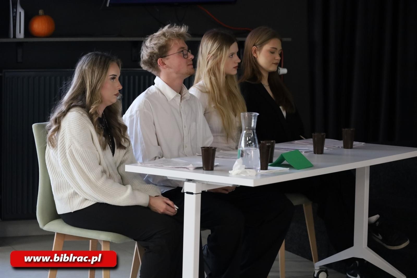 Zdjęcie w galerii na portalu naszraciborz.pl: II Debata Młodych na Stacji Młodych wiadomości z regionu