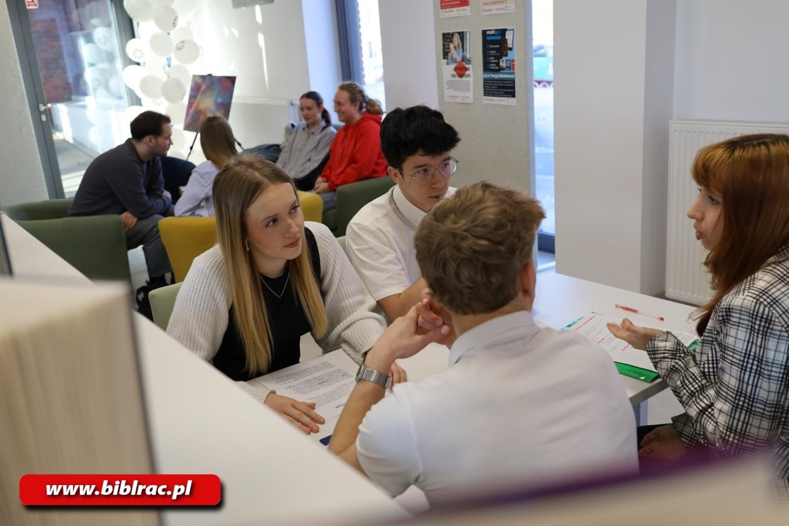 Zdjęcie w galerii na portalu naszraciborz.pl: II Debata Młodych na Stacji Młodych wiadomości z regionu